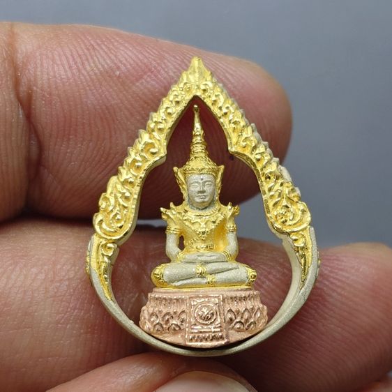 พระแก้วมรกต ภปร ( รุ่นแรก ) ฉลองครบ 75 พรรษา รัชกาลที่9 เนื้อเงินสามกษัตริย์ พิมพ์หยดน้ำ ปี2545 พร้อมกล่องเดิม รูปที่ 3