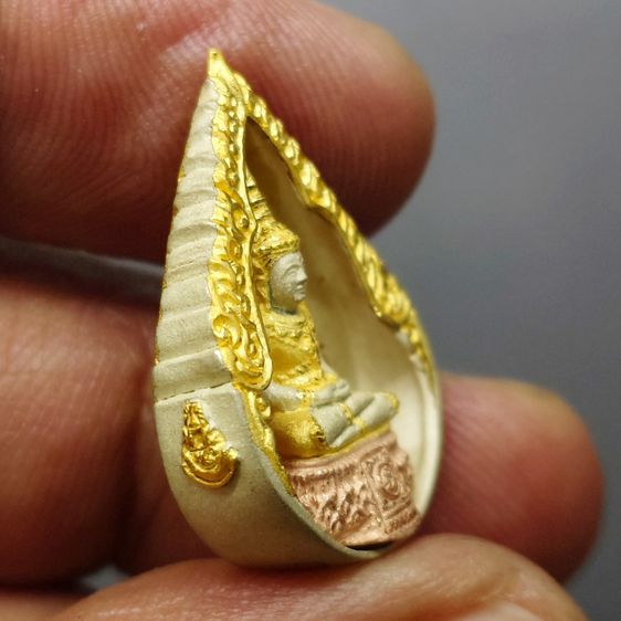 พระแก้วมรกต ภปร ( รุ่นแรก ) ฉลองครบ 75 พรรษา รัชกาลที่9 เนื้อเงินสามกษัตริย์ พิมพ์หยดน้ำ ปี2545 พร้อมกล่องเดิม รูปที่ 5