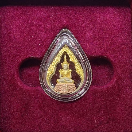 พระแก้วมรกต ภปร ( รุ่นแรก ) ฉลองครบ 75 พรรษา รัชกาลที่9 เนื้อเงินสามกษัตริย์ พิมพ์หยดน้ำ ปี2545 พร้อมกล่องเดิม รูปที่ 2