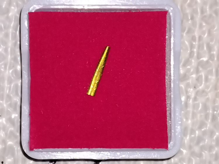 ตะกรุดสาริกา เนื้อทองคำ จารมือ หลวงพ่อคูณ ปริสุทโธ วัดบ้านไร่ ปี 2533 ขนาด ยาว 1.5 ซม หนัก 0.02 กรัม สวย เก่า แท้ หายาก ตะกรุดทองคำสาริกา ขน รูปที่ 2