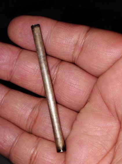 ตะกรุดสาริกา เนื้อเงิน ขนาดยาว 2.5 นิ้ว หนัก 2.06 กรัม สวย เก่ามาก แท้ หายาก ไม่รู้ที่  พุทธคุณแคล้วคลาด นิรันตราย ปลอดภัย คงกระพัน เมตตามหา รูปที่ 2