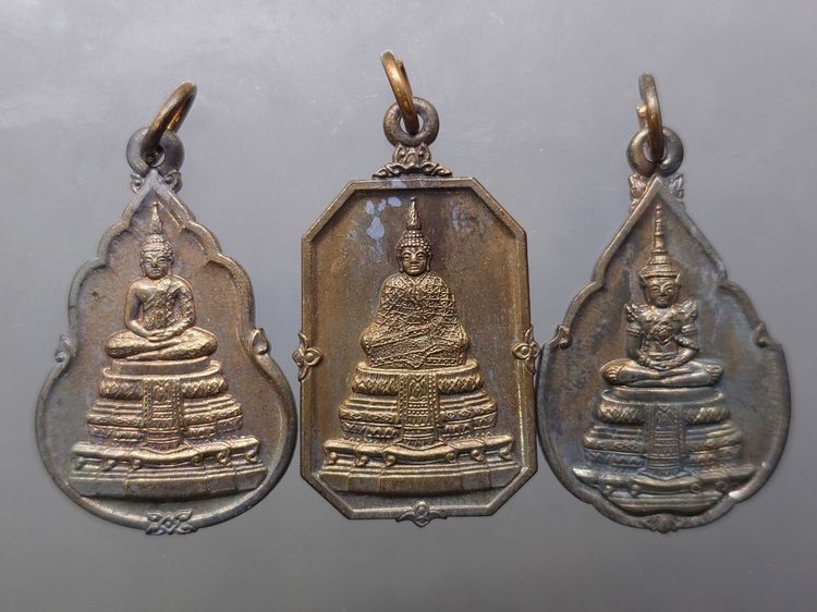 พระแก้วมรกต 3 ฤดู ที่ระลึกเปิดสำนักงานใหญ่ ธนาคารกรุงไทย (หลวงปู่ดู่ วัดสะแก อธิษฐานจิต) พ.ศ.2525 เนื้อนวะ หายาก พร้อมกล่องเดิมๆ รูปที่ 3