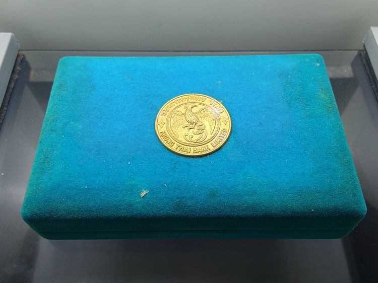 พระแก้วมรกต 3 ฤดู ที่ระลึกเปิดสำนักงานใหญ่ ธนาคารกรุงไทย (หลวงปู่ดู่ วัดสะแก อธิษฐานจิต) พ.ศ.2525 เนื้อนวะ หายาก พร้อมกล่องเดิมๆ รูปที่ 7