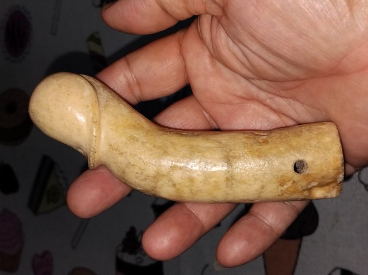 ปลัดขิก เนื้อไม้พิเศษอยู่ใต้ทะเลลึก สีขาว จารมือ ขนาดยาว 5 นิ้ว มีนำ้หนัก แข็ง เนื้อเรียบเนียน ผิวเดิม เก่า แท้ หายากมากๆ ไม่รู้ที่ ไม้นี้ ท