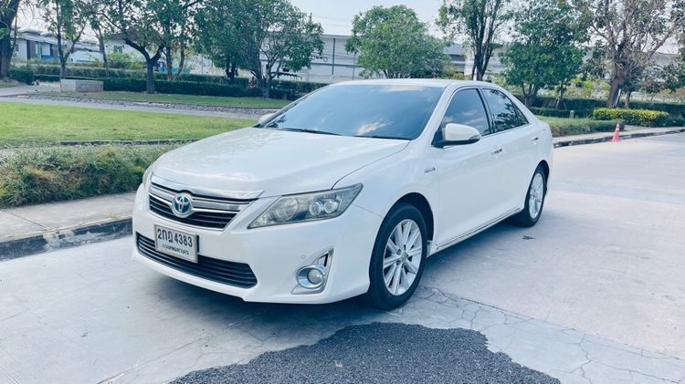 รถ Toyota Camry 2.5 Hybrid Premium สี ขาว