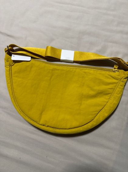 กระเป๋าสะพายสีเหลือง