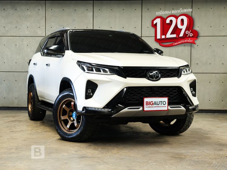 รถ Toyota Fortuner 2.8 Legender Black Top 4WD สี ขาว