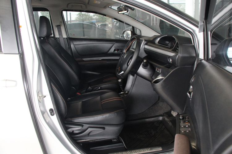 Toyota Sienta 2020 1.5 V Utility-car เบนซิน ไม่ติดแก๊ส เกียร์อัตโนมัติ บรอนซ์เงิน รูปที่ 3