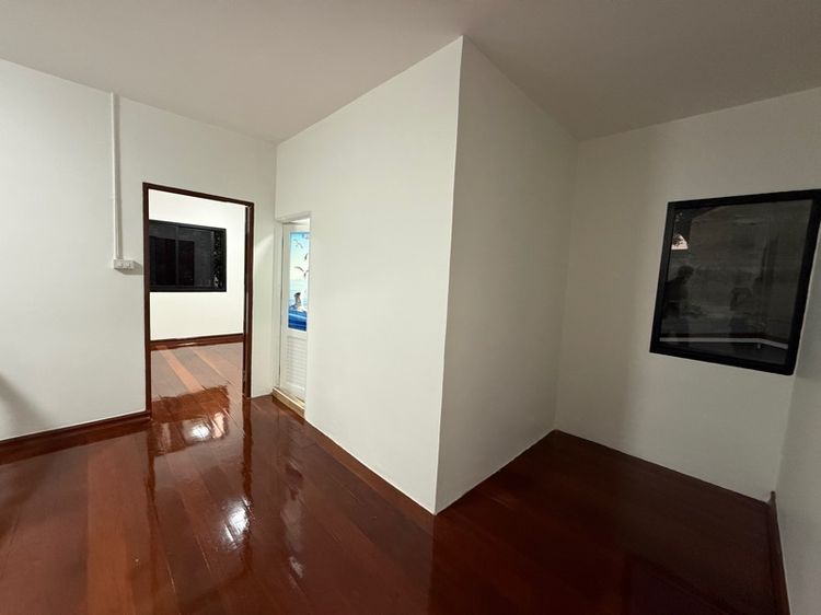 ขายบ้าน เดี่ยว 2 ชั้น 35 ตรว . รีโนเวทใหม่ทั้งหลัง รูปที่ 2