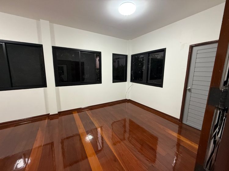 ขายบ้าน เดี่ยว 2 ชั้น 35 ตรว . รีโนเวทใหม่ทั้งหลัง รูปที่ 4