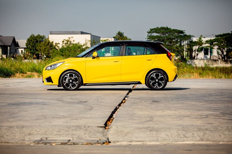 MG MG3 2019 1.5 X Sedan เบนซิน เกียร์อัตโนมัติ เหลือง รูปที่ 4