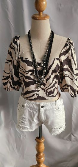 เสื้อผญ.เอวลอย ผูกโบว์หลัง แขนพอง ลายเสือพื้นครีมลายดำ