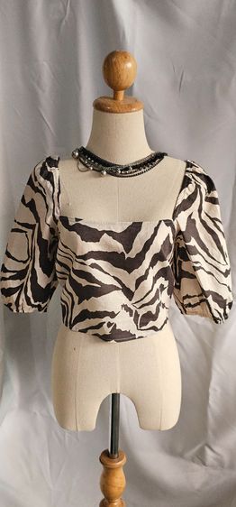 เสื้อผญ.เอวลอย ผูกโบว์หลัง แขนพอง ลายเสือพื้นครีมลายดำ รูปที่ 4