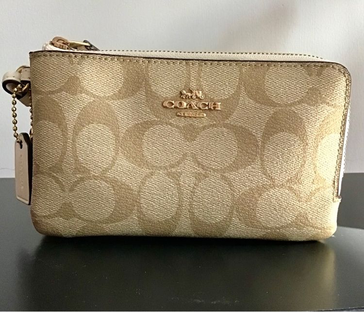 กระเป๋าคล้องแขน coach