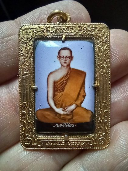 ล็อกเก็ตในหลวง ร.9 ทรงผนวช ที่ระลึกครบ 25 ศตวรรษ แห่งพุทธกาล 2500 ปี กองกษาปณ์ วัดบวรนิเวศวิหาร ปี พ.ศ. 2500 ฉากสีม่วง อลูมีเนียมชุบทอง 