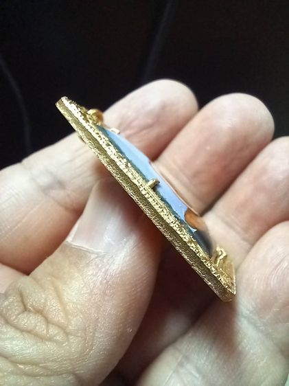 ล็อกเก็ตในหลวง ร.9 ทรงผนวช ที่ระลึกครบ 25 ศตวรรษ แห่งพุทธกาล 2500 ปี กองกษาปณ์ วัดบวรนิเวศวิหาร ปี พ.ศ. 2500 ฉากสีม่วง อลูมีเนียมชุบทอง  รูปที่ 3