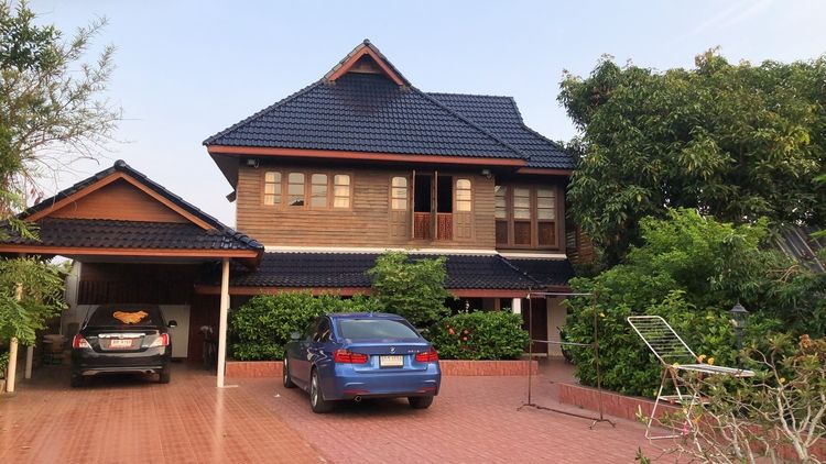 มีบางส่วน ขายบ้านเดี่ยว 2 ชั้น ครึ่งตึกครึ่งไม้ ติดถนนติดชุมชน ใจกลางเมือง ใกล้ตลาดตัวเมืองและกว๊านพะเยา ( เจ้าของขายเอง )