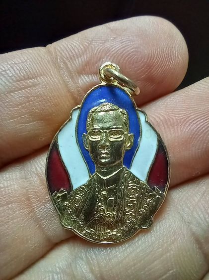 เหรียญในหลวง ร.9 ครบ 4 รอบ ปี 2518 ทองแดงกะไหล่ทอง ลงยาสีธงชาติ