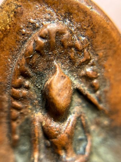 พระรอด ไม่ตัดขอบ เนื้อดิน หลังลายนิ้วมือ รูปที่ 6