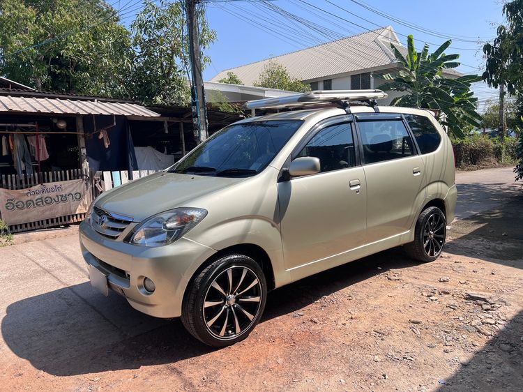 รถ Toyota Avanza 1.3 E สี น้ำตาล