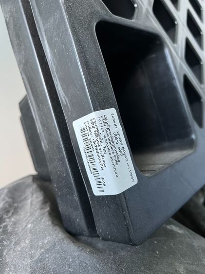 พาเลทพลาสติกวางของ สีดำอย่างหนา สภาพดี ขนาด 80 x 60 cm