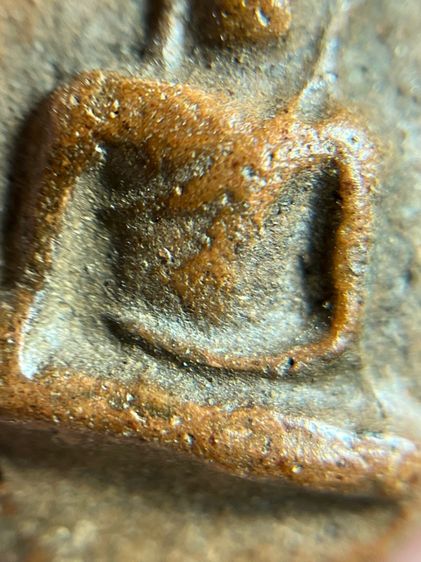 พระนางพญาพิมพ์เข่าตรง วัดนางพญา พิษณุโลก เนื้อดิน รูปที่ 9