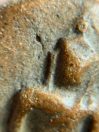 พระนางพญาพิมพ์เข่าตรง วัดนางพญา พิษณุโลก เนื้อดิน รูปที่ 5