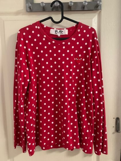 เสื้อยืดแขนยาวลายจุดหัวใจ Comme des Garçons Play สีแดง 