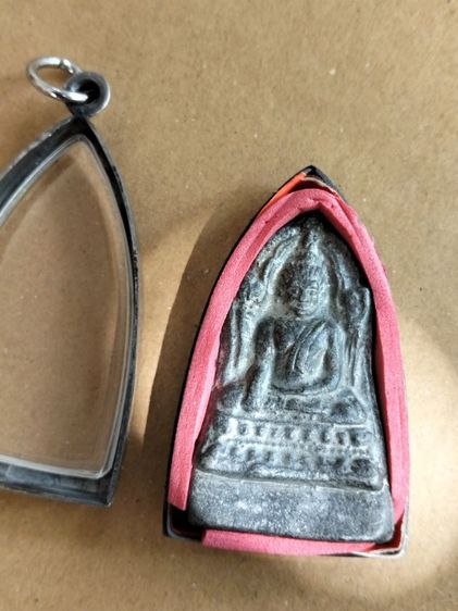 พระพุทธชินราชใบเสมาเนื้อชิน