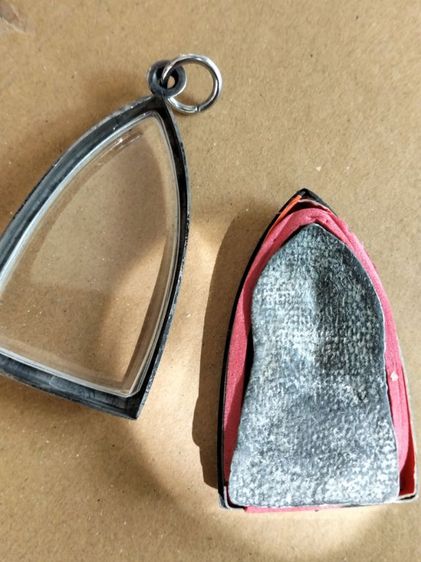 พระพุทธชินราชใบเสมาเนื้อชิน รูปที่ 2