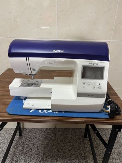 จักรปัก Brother E800 สภาพ 99 สวยเต็มร้อยของใหม่เพียงแต่ไม่ค่อยได้ใช้ ซื้อจากศูนย์ถ้าต้องการสอบถามรายละเอียดเกี่ยวกับการใช้ เข้าศูนย์ภามได้ รูปที่ 2