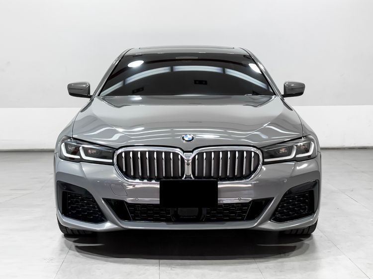 BMW Series 5 2022 530e Sedan ปลั๊กอินไฮบริด (PHEV) เกียร์อัตโนมัติ เทา รูปที่ 2