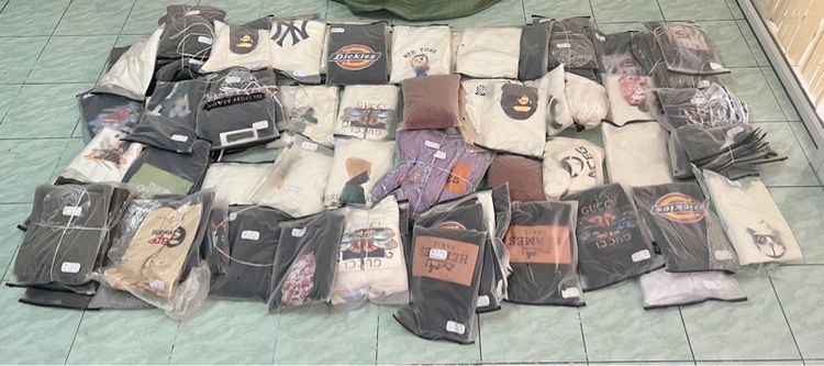 ส่งต่อ เสื้อใหม่ คละเเบบ  สั้น  ยาว หลายขนาด