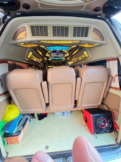 รถ Toyota Commuter 3.0 สี บรอนซ์เงิน