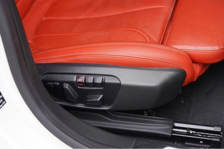 BMW Series 2 2022 220i Sedan เบนซิน เกียร์อัตโนมัติ ขาว รูปที่ 4