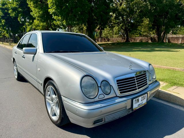 รถ Mercedes-Benz E-Class E230 สี บรอนซ์เงิน