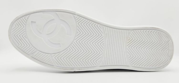 Chanel Calfskin CC Sneakers White
Used Like New รูปที่ 5