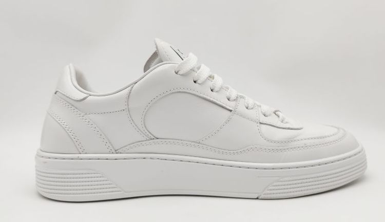 Chanel Calfskin CC Sneakers White
Used Like New รูปที่ 13