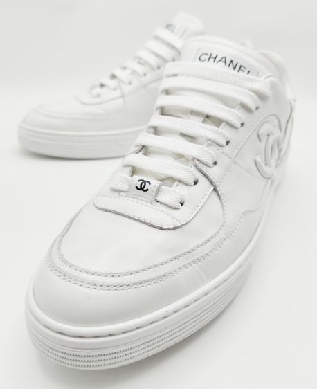 Chanel Calfskin CC Sneakers White
Used Like New รูปที่ 10