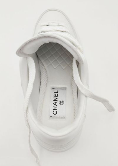 Chanel Calfskin CC Sneakers White
Used Like New รูปที่ 8