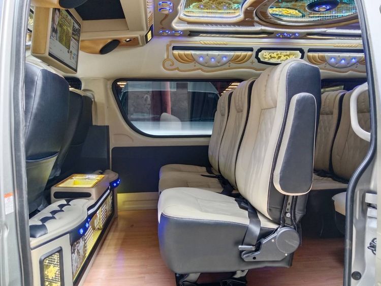 รถ Toyota Commuter 3.0 สี เทา