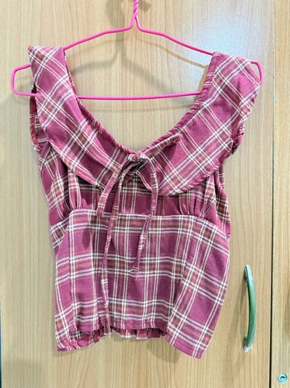 เสื้อแขนสั้นสีแดง