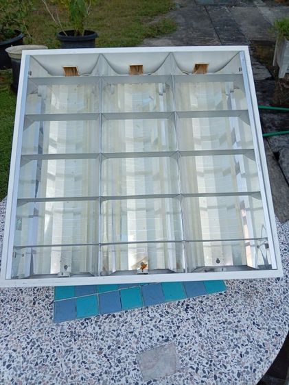 ขายโคมไฟรื้อจากฝ้า มีแบบโคมดาวไลท์ 50 โคม ราคาโคมละ 20 บาท และแบบโคมก้างปลาขนาด 60x60 cm.มี 50 โคม โคมละ 100 บาท รูปที่ 2