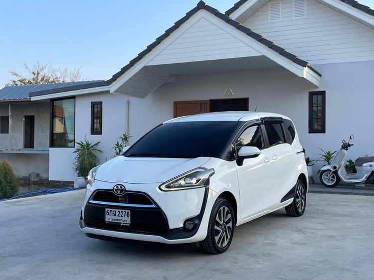 รถ Toyota Sienta 1.5 V สี ขาว