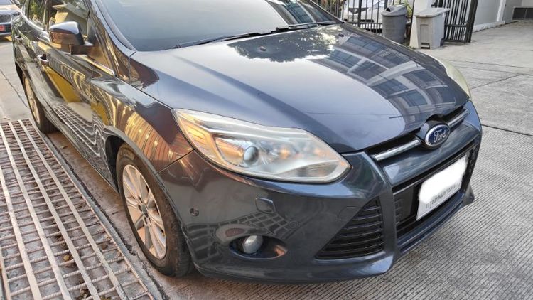 รถ Ford Focus 2.0 Titanium สี กรมท่า
