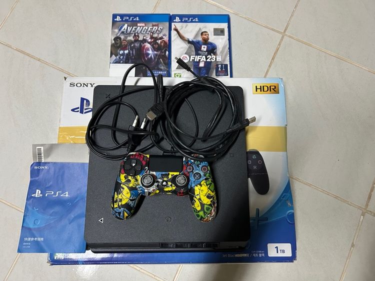 Sony เครื่องเกมส์โซนี่ เพลย์สเตชั่น PS4 (Playstation 4) เชื่อมต่อไร้สายได้ ps4 (jet black 1TB)