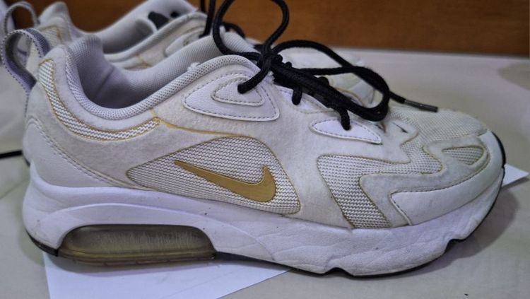 รองเท้าผ้าใบ ผ้า UK 6 | EU 39 1/3 | US 7.5 รองเท้า NIKE AIR MAX ของแท้ไม่ใช่ของก๊อป สีขาว 25Cm เบอร์ 39 สภาพดีมาก เบาระดับ 2 สนใจทักเพิ่มเติมได้ค่ะ