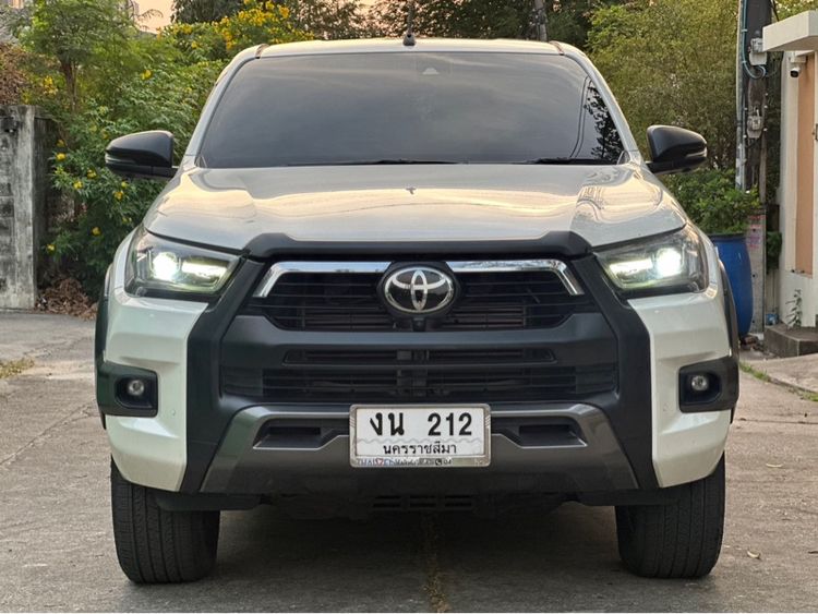 รถ Toyota Hilux Revo Double Cab Prerunner 2x4 2.4 Rocco สี ขาว