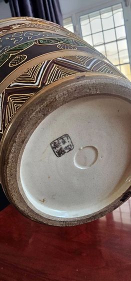 แจกันซัตสึมะญี่ปุ่นโบราณแท้ ยุคเมจิ–ไทโช เพนต์มือ ลายนูนปิดทอง สูง 32 ซม. รูปที่ 4