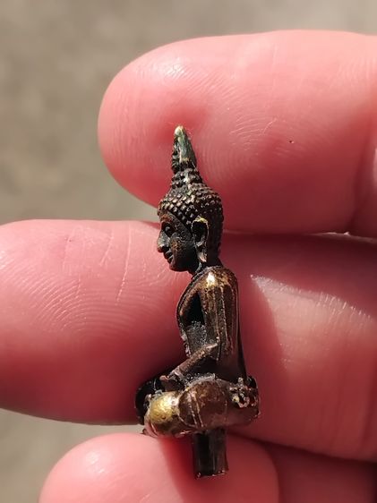 พระยอดธงหลวงพ่อคูณ วัดบ้านไร่ รุ่น ๑ รุ่นรับเสด็จ ปี 2538 ครบรอบ 72 พรรษา เนื้อทองผสม จ.นครราชสีมา รูปที่ 3